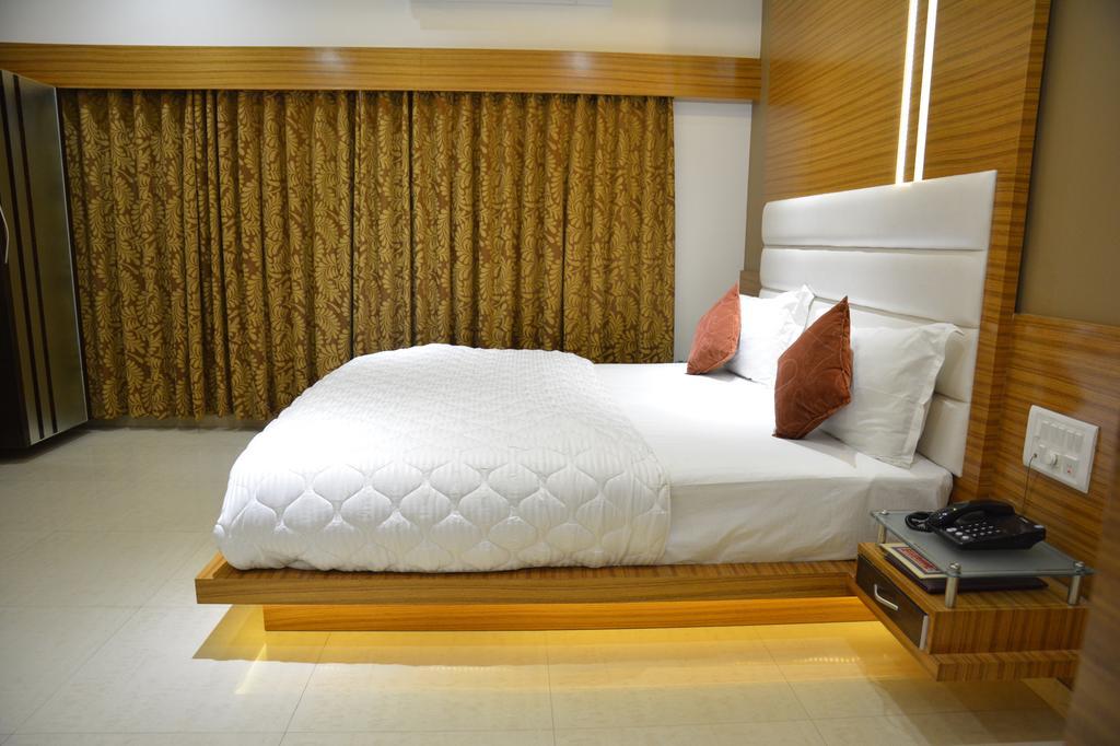 Hotel Corona Bharuch Room photo