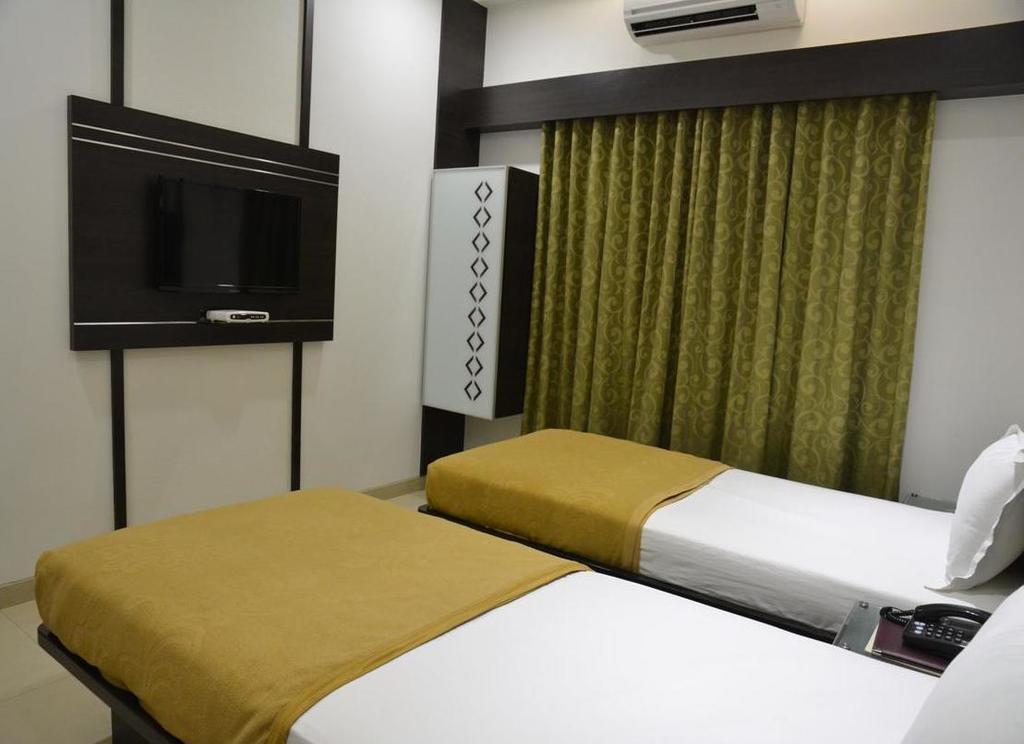 Hotel Corona Bharuch Room photo