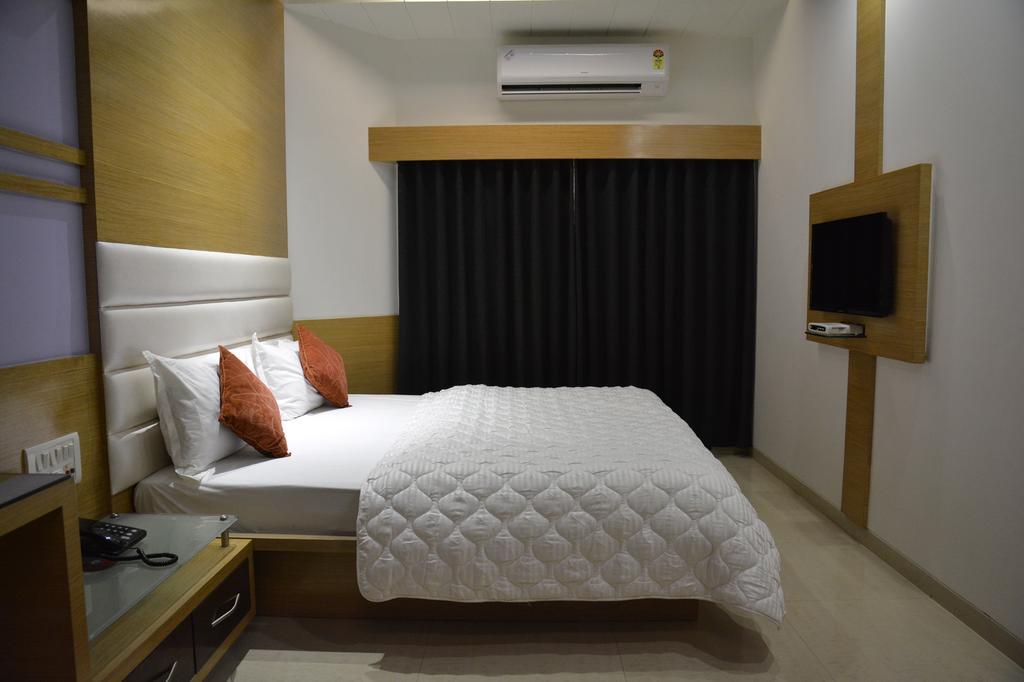 Hotel Corona Bharuch Room photo