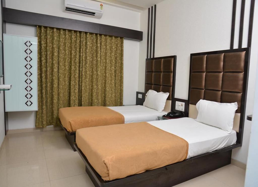 Hotel Corona Bharuch Room photo