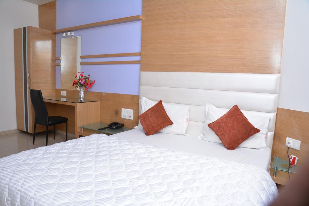 Hotel Corona Bharuch Room photo