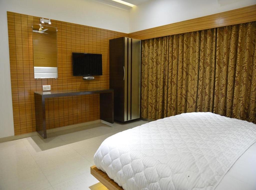 Hotel Corona Bharuch Room photo