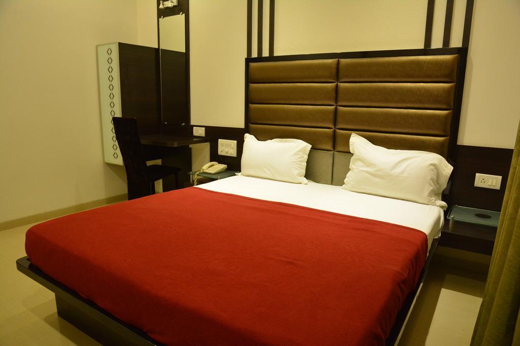 Hotel Corona Bharuch Room photo