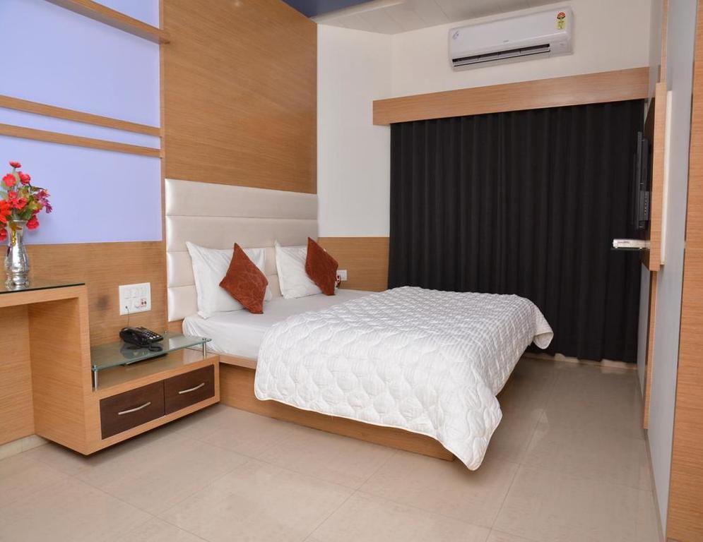 Hotel Corona Bharuch Room photo